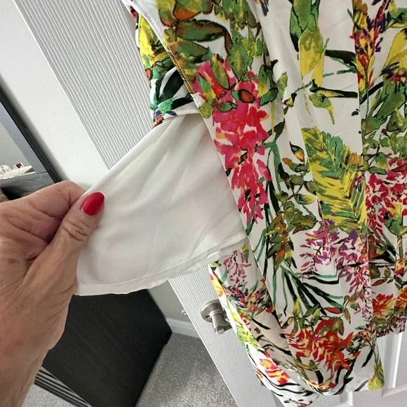 NWT Adelyn Rae Floral Jumper Size Medium - Picture 11 of 15